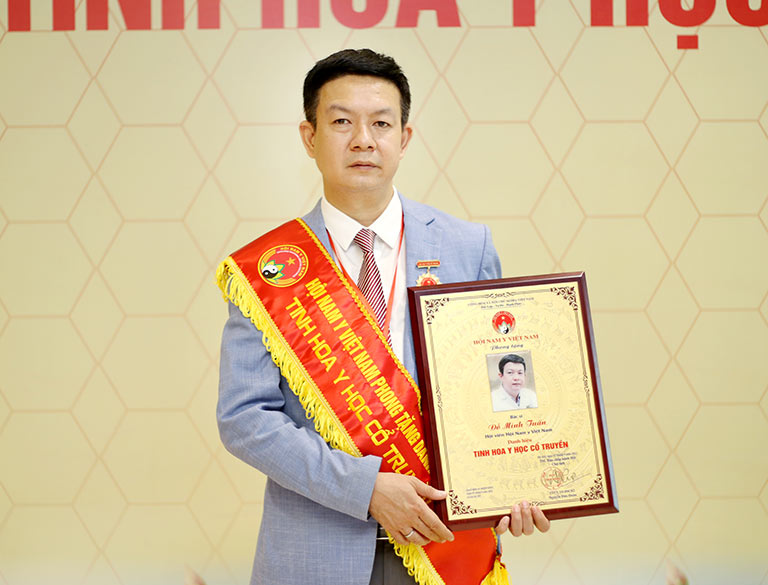 Lương y Tuấn được Hội Nam y Việt Nam phong tặng danh hiệu "Tinh hoa y học cổ truyền" năm 2022