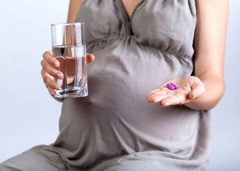 Thận trọng khi dùng thuốc đau vai gáy cho phụ nữ đang trong giai đoạn mang thai