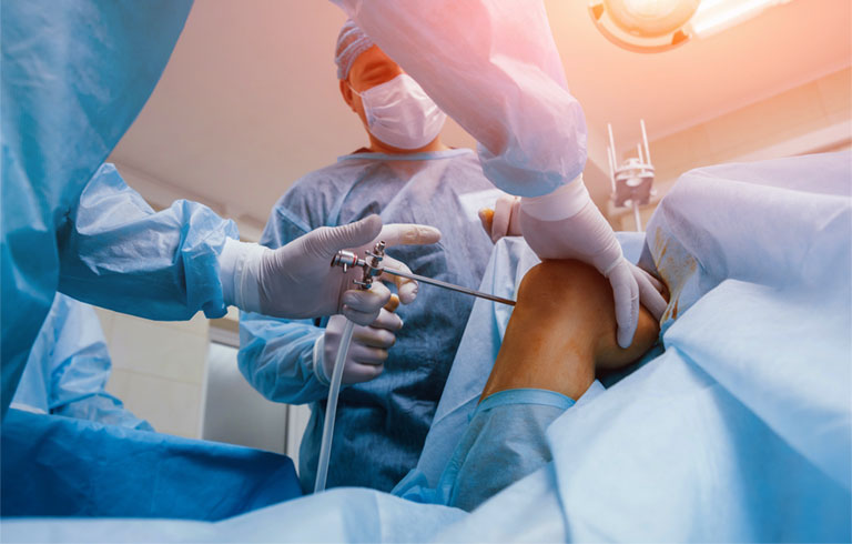 Phẫu thuật ngoại khoa để thay khớp háng nhân tạo